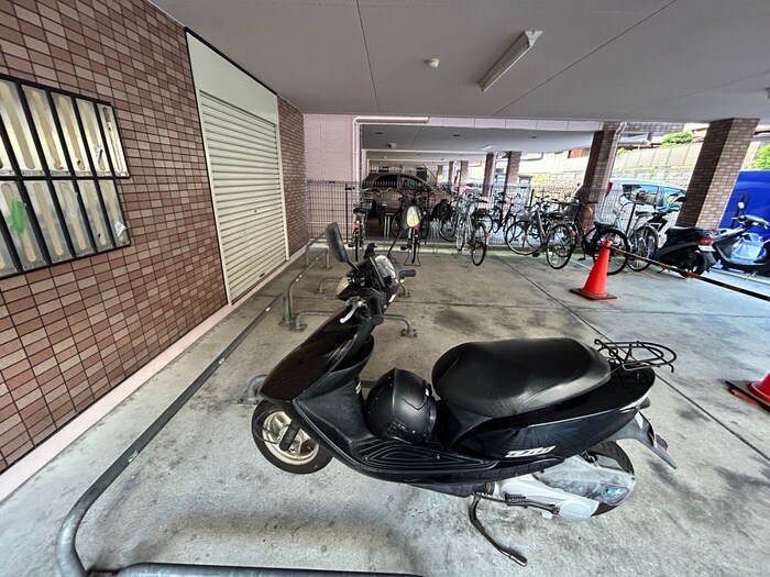 物件外観写真3　(バイク置き場)