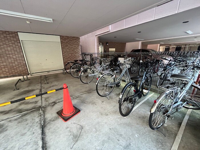 物件外観写真4　(駐輪場)