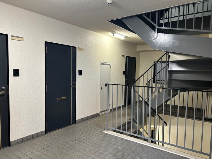 物件外観写真6　(エントランス部分)