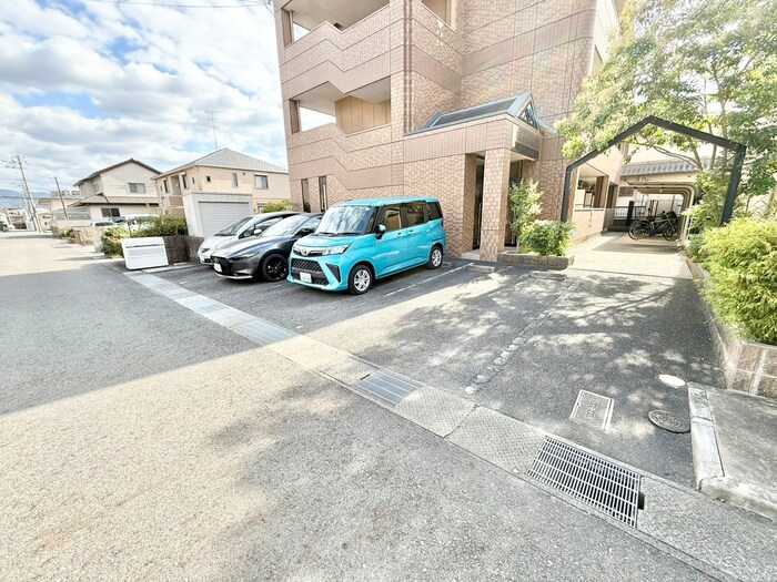 物件外観写真3　(駐車場)