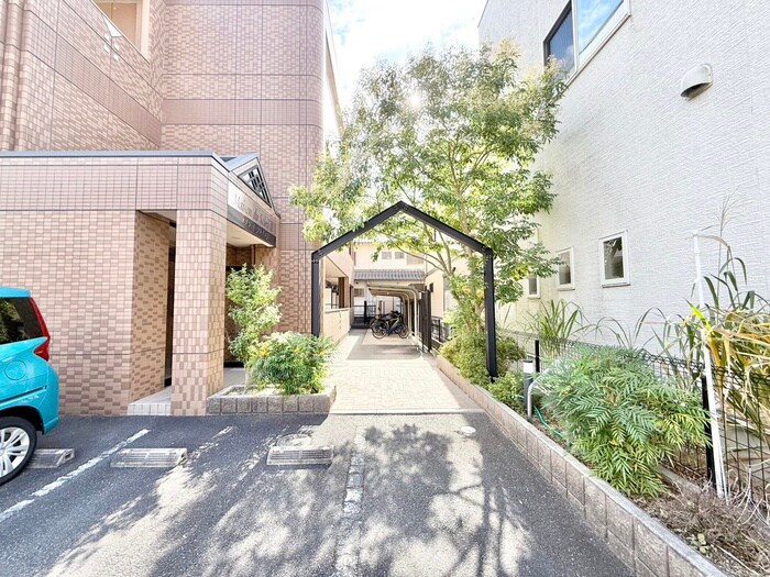 物件外観写真4　(エントランス部分)