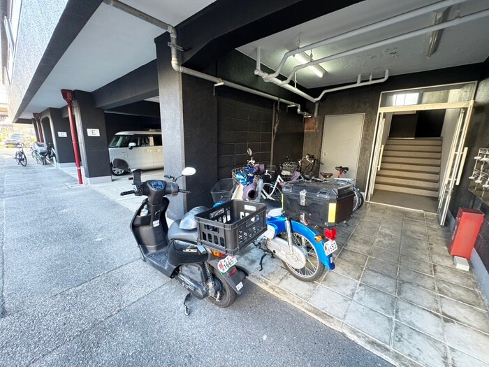 物件外観写真4　(バイク置き場)