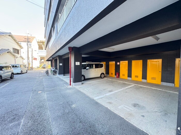 物件外観写真5　(駐車場)