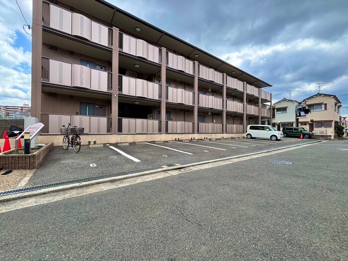 物件外観写真2　(駐車場)