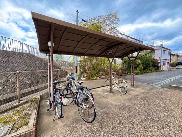 物件外観写真3　(駐輪場)