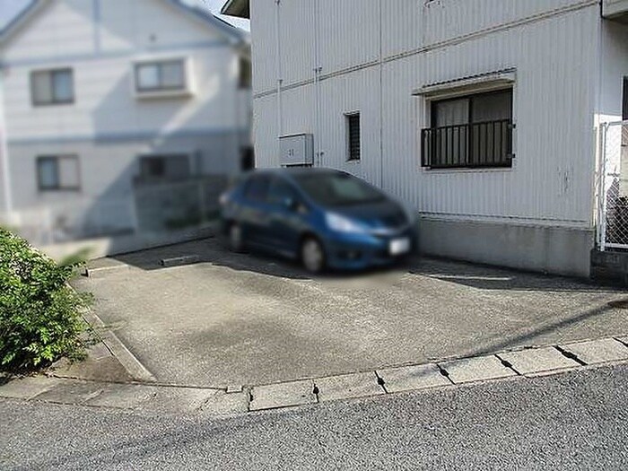 物件外観写真3　(駐車場)