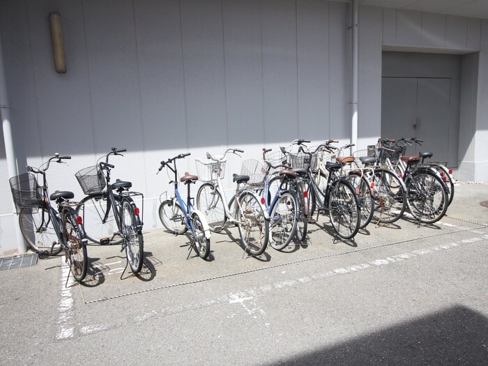 物件外観写真4　(駐輪場)