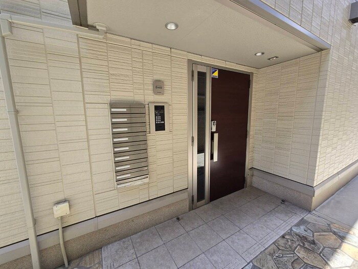 物件外観写真4　(エントランス部分)