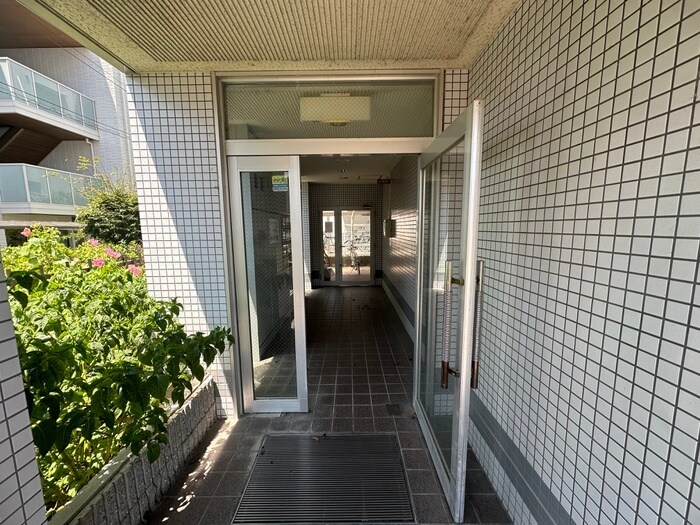 物件外観写真3　(エントランス部分)