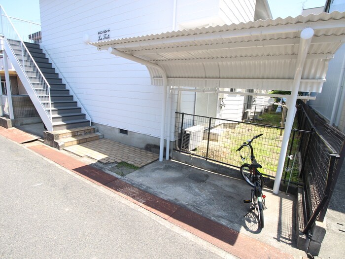 物件外観写真6　(駐輪場)