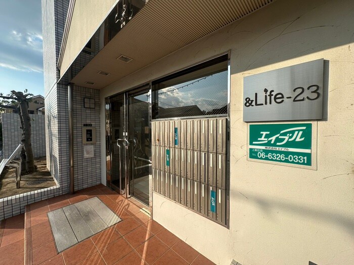 物件外観写真2　(エントランス部分)