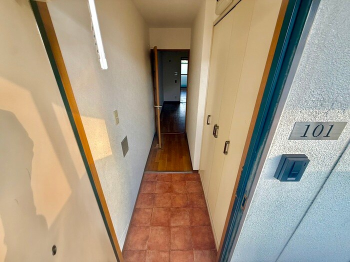 物件内観写真8　(玄関)