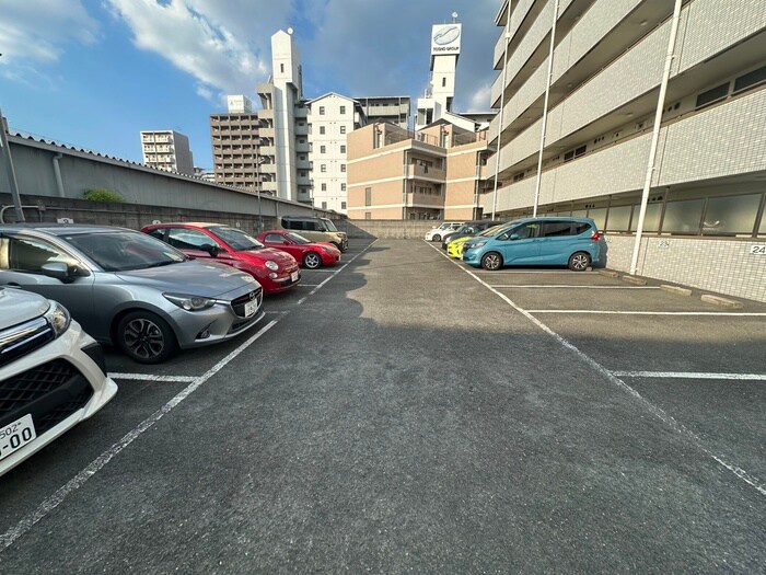 物件外観写真5　(駐車場)