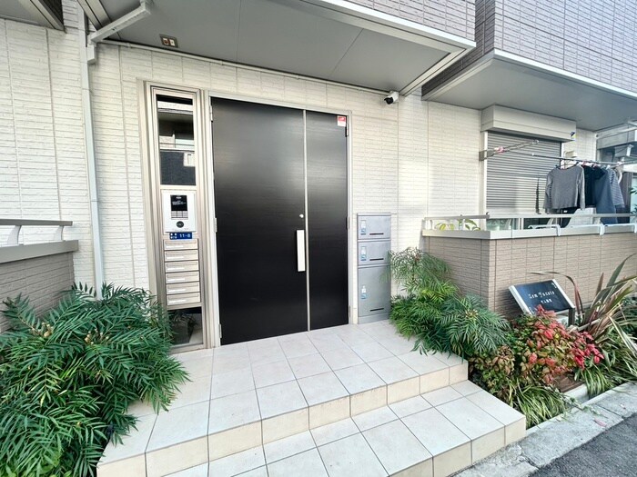 物件外観写真2　(エントランス部分)