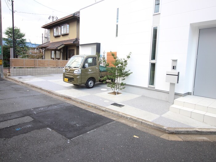 物件外観写真4　(駐車場)