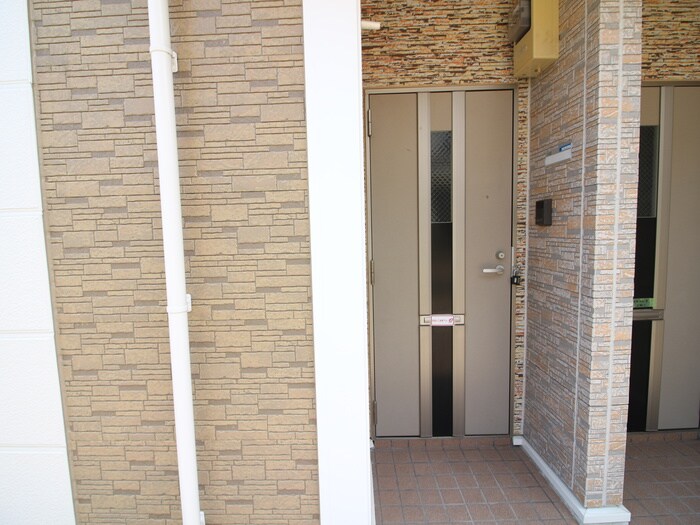 物件外観写真4　(エントランス部分)