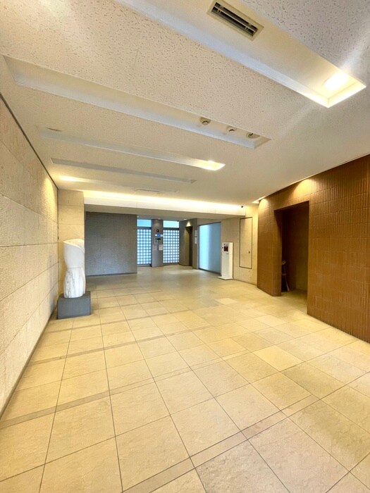 物件外観写真4　(エントランス部分)