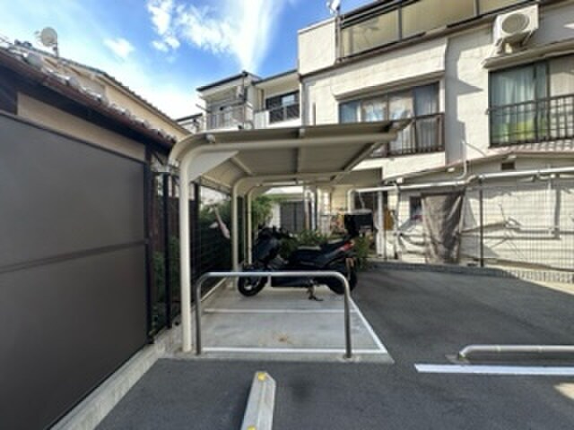 物件外観写真5　(バイク置き場)