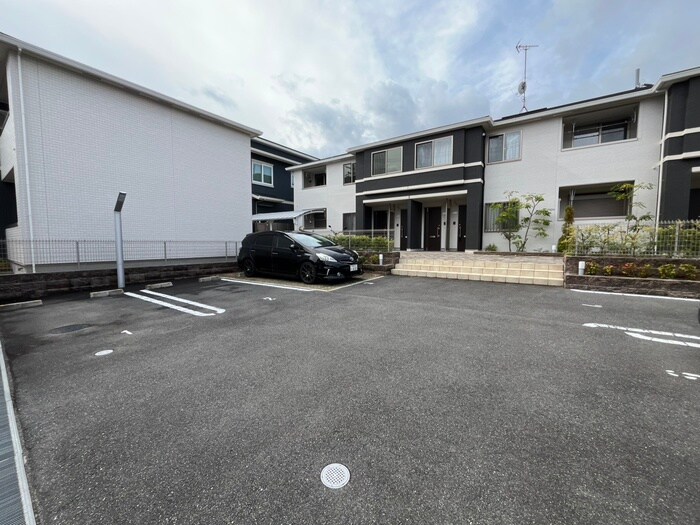 物件外観写真3　(駐車場)