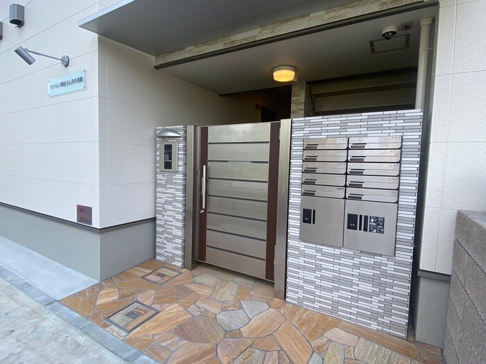 物件外観写真2　(エントランス部分)
