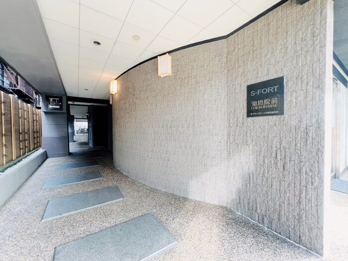 物件外観写真2　(エントランス部分)