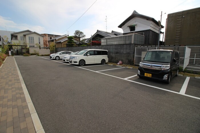 物件外観写真4　(駐車場)