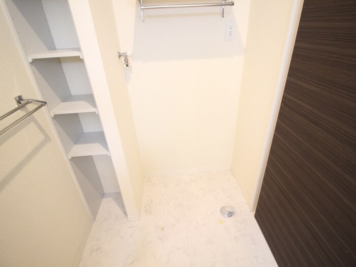 物件内観写真10　(洗濯機置場)