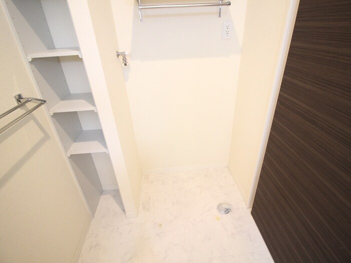 物件内観写真10　(洗濯機置場)