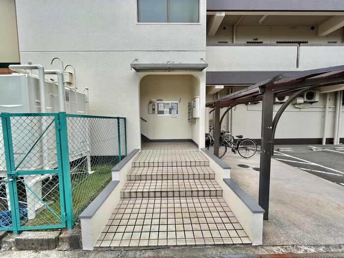 物件外観写真3　(エントランス部分)