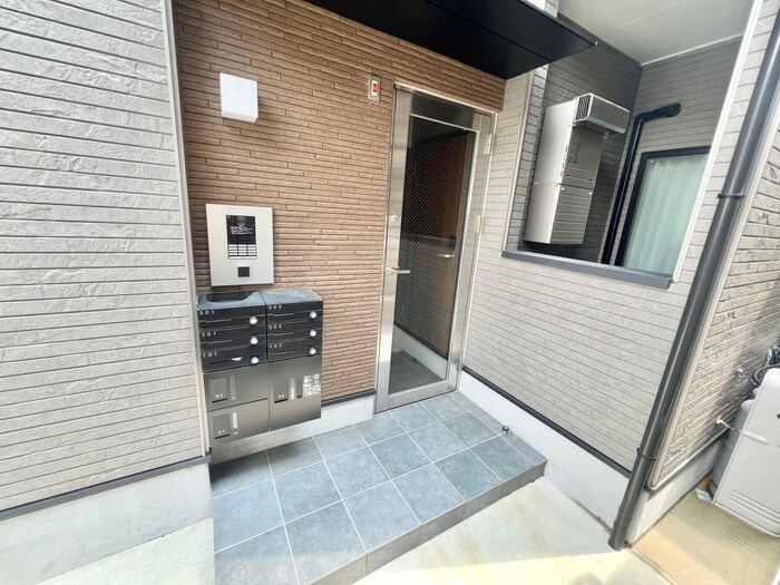 物件外観写真2　(エントランス部分)
