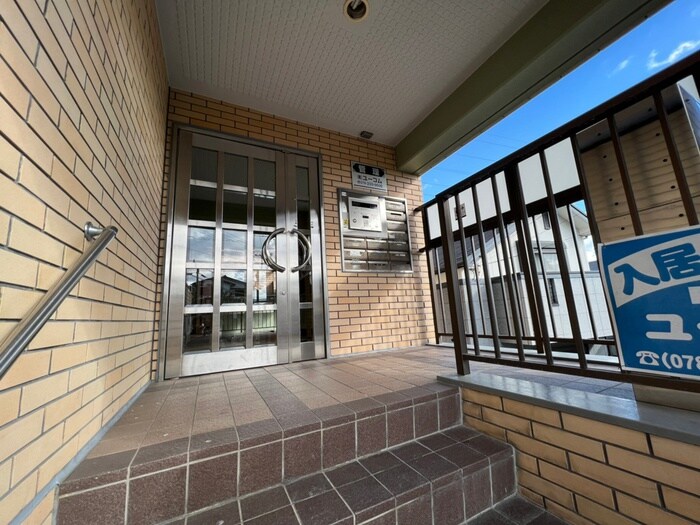 物件外観写真3　(エントランス部分)