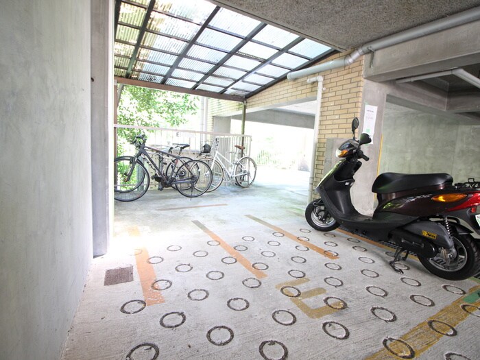 物件外観写真5　(バイク置き場)