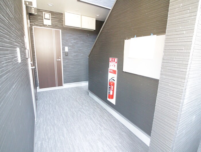 物件外観写真6　(エントランス部分)