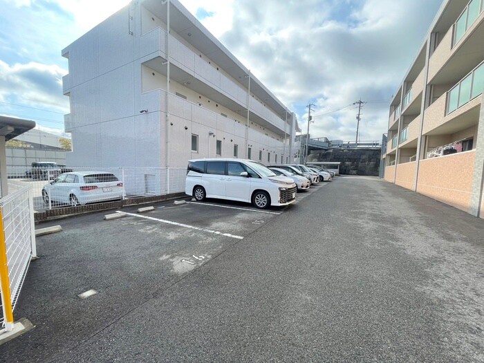 物件外観写真3　(駐車場)