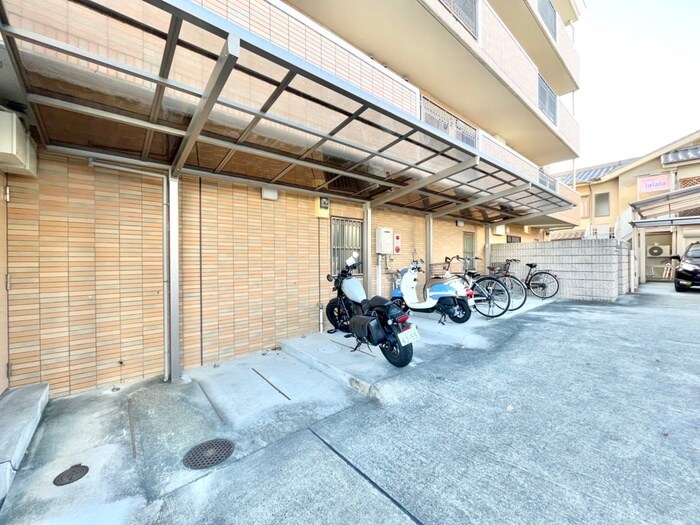 物件外観写真4　(駐輪場)