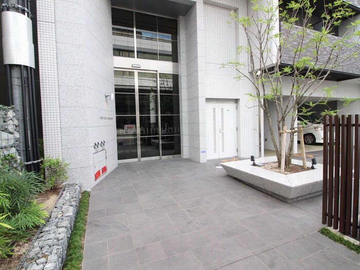 物件外観写真3　(エントランス部分)