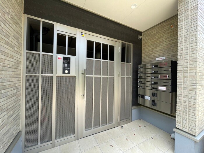 物件外観写真2　(エントランス部分)