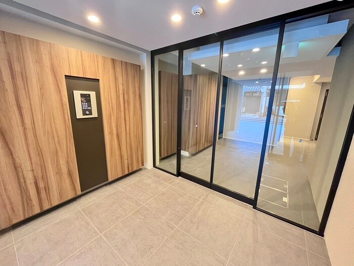 物件外観写真2　(エントランス部分)