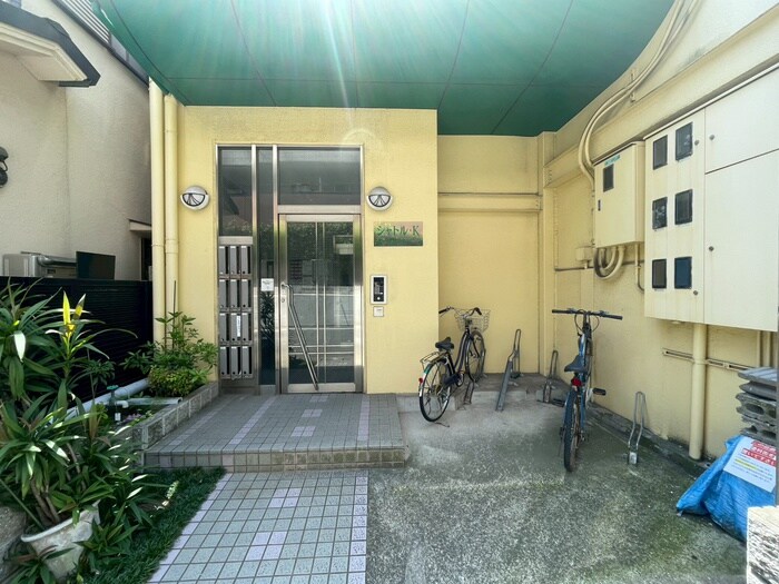 物件外観写真4　(エントランス部分)