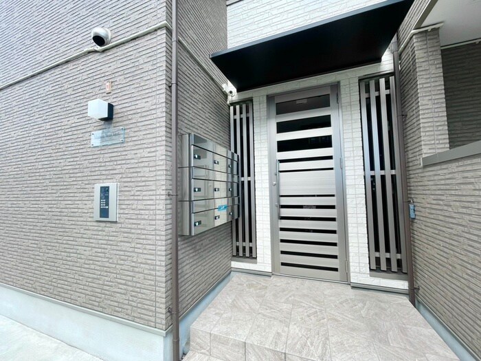 物件外観写真2　(エントランス部分)