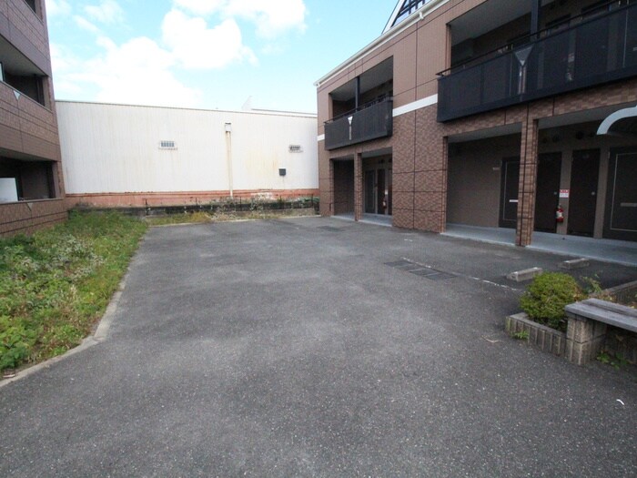 物件外観写真3　(駐車場)