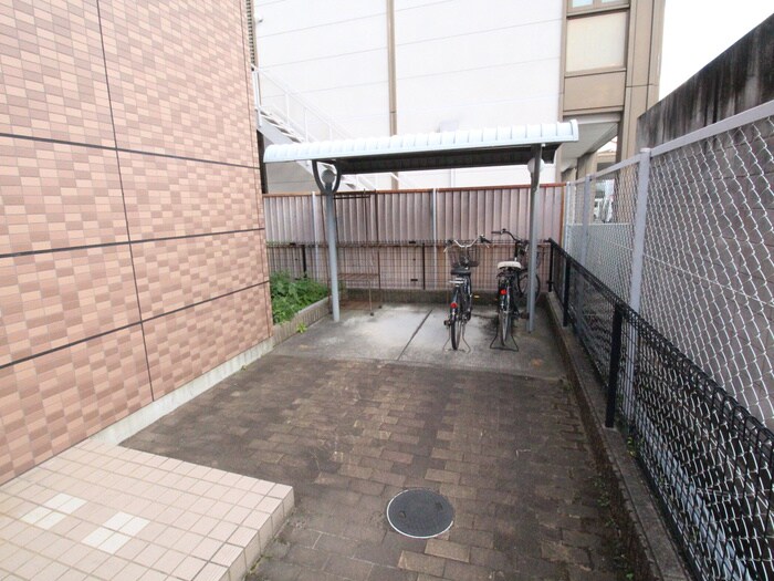 物件外観写真5　(バイク置き場)