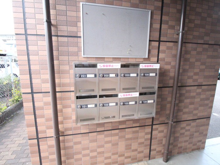 物件外観写真6　(エントランス部分)