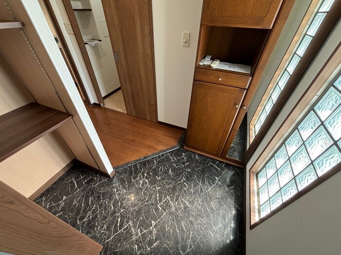 物件内観写真16　(玄関)