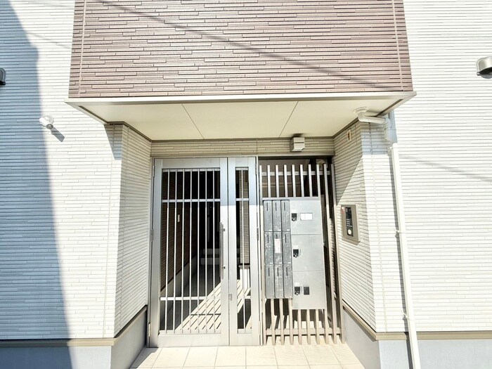 物件外観写真2　(エントランス部分)