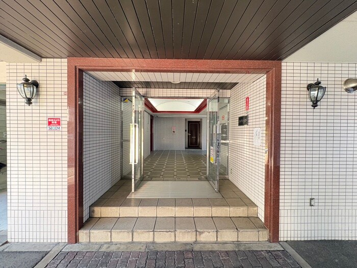 物件外観写真2　(エントランス部分)
