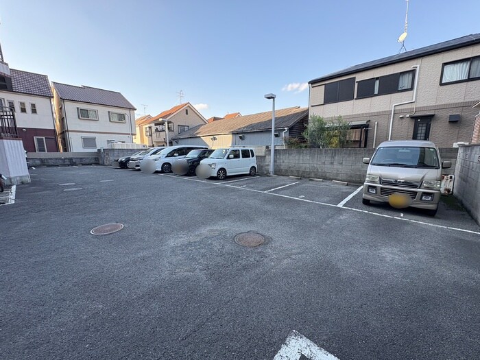 物件外観写真3　(駐車場)