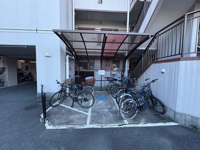 物件外観写真4　(駐輪場)