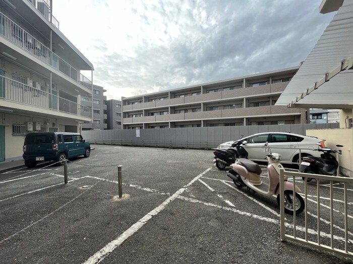 物件外観写真5　(駐車場)