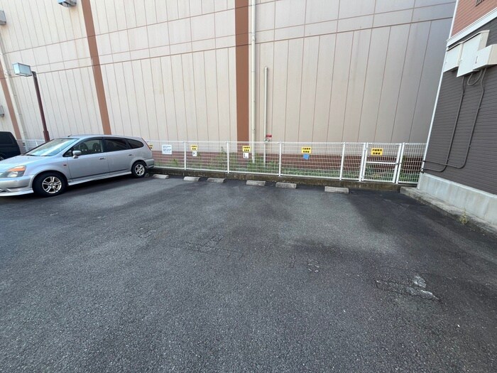 物件外観写真5　(駐車場)